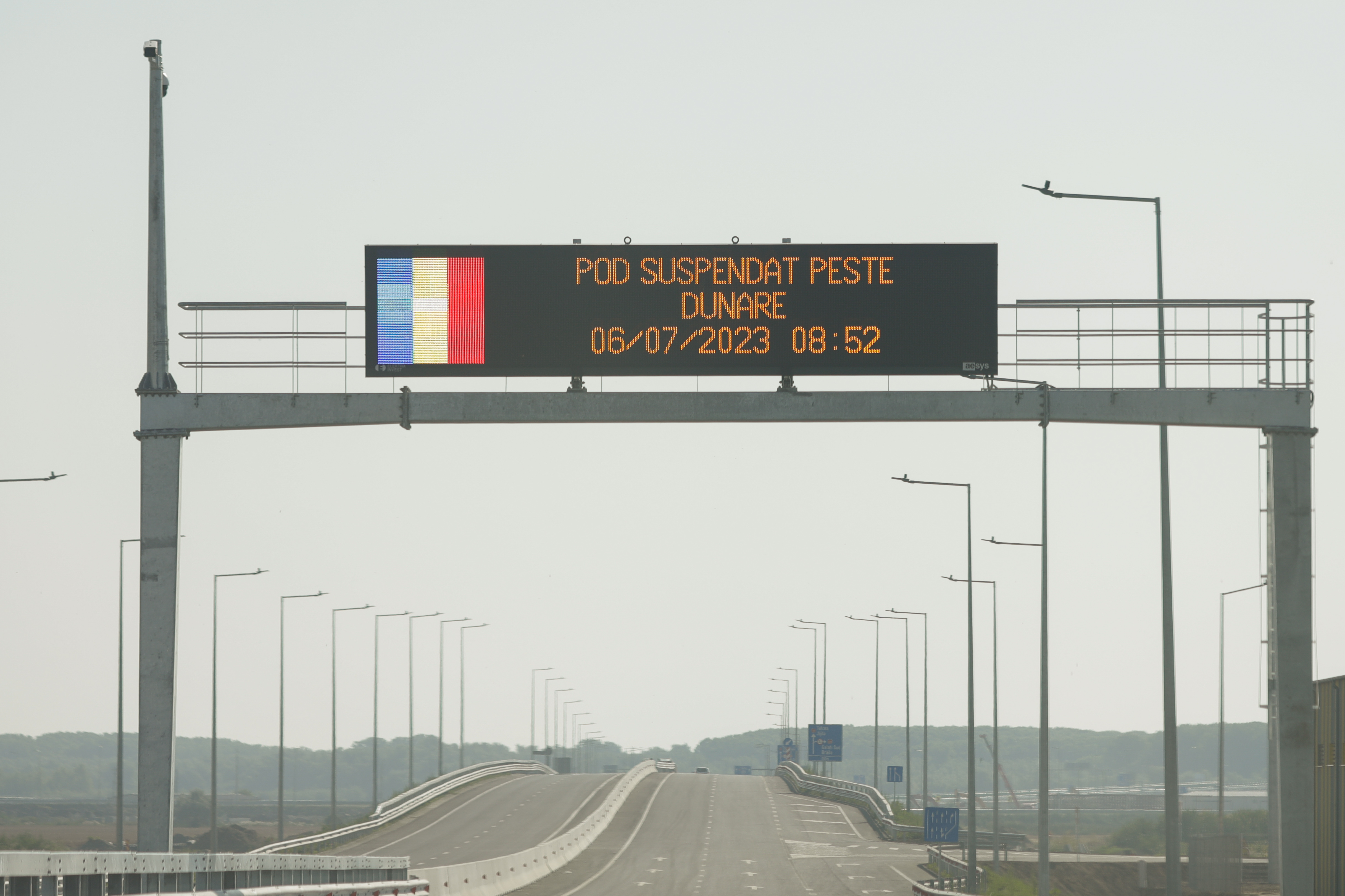 Poliția le atrage atenția șoferilor să nu mai oprească pe podul de la Brăila. La cât ajung amenzile