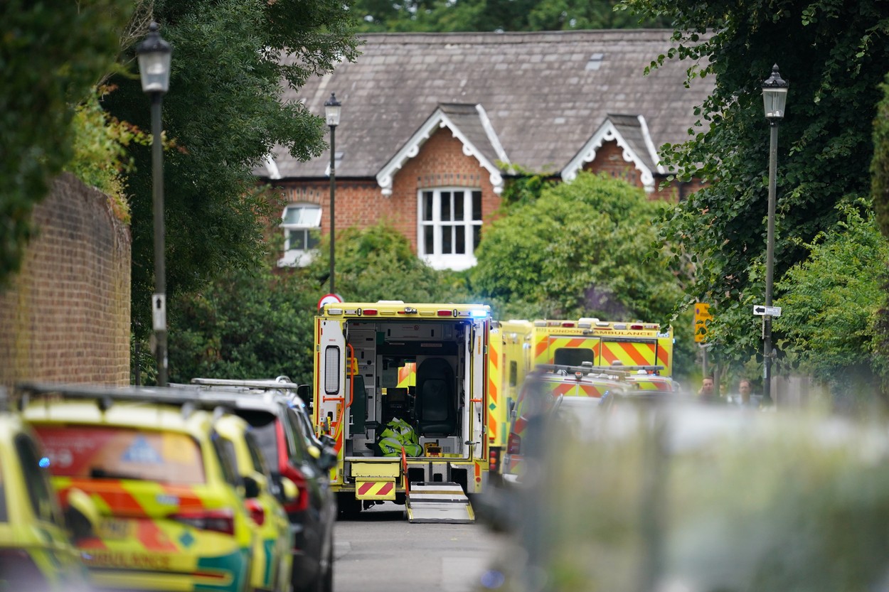 O mașină a intrat în clădirea unei școli primare din Londra. Un copil a murit, alți 6 au fost răniți