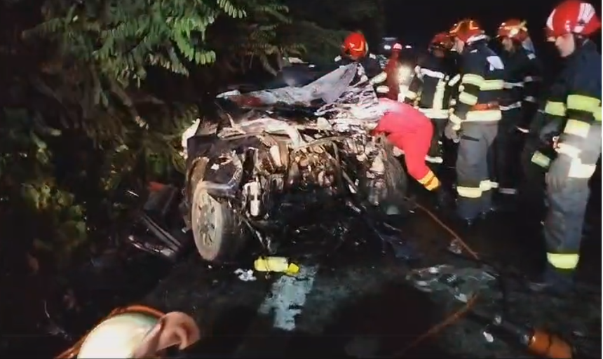 Patru persoane, printre care și un copil, au murit după ce o mașină, un TIR și un microbuz s-au ciocnit în plin în Vâlcea