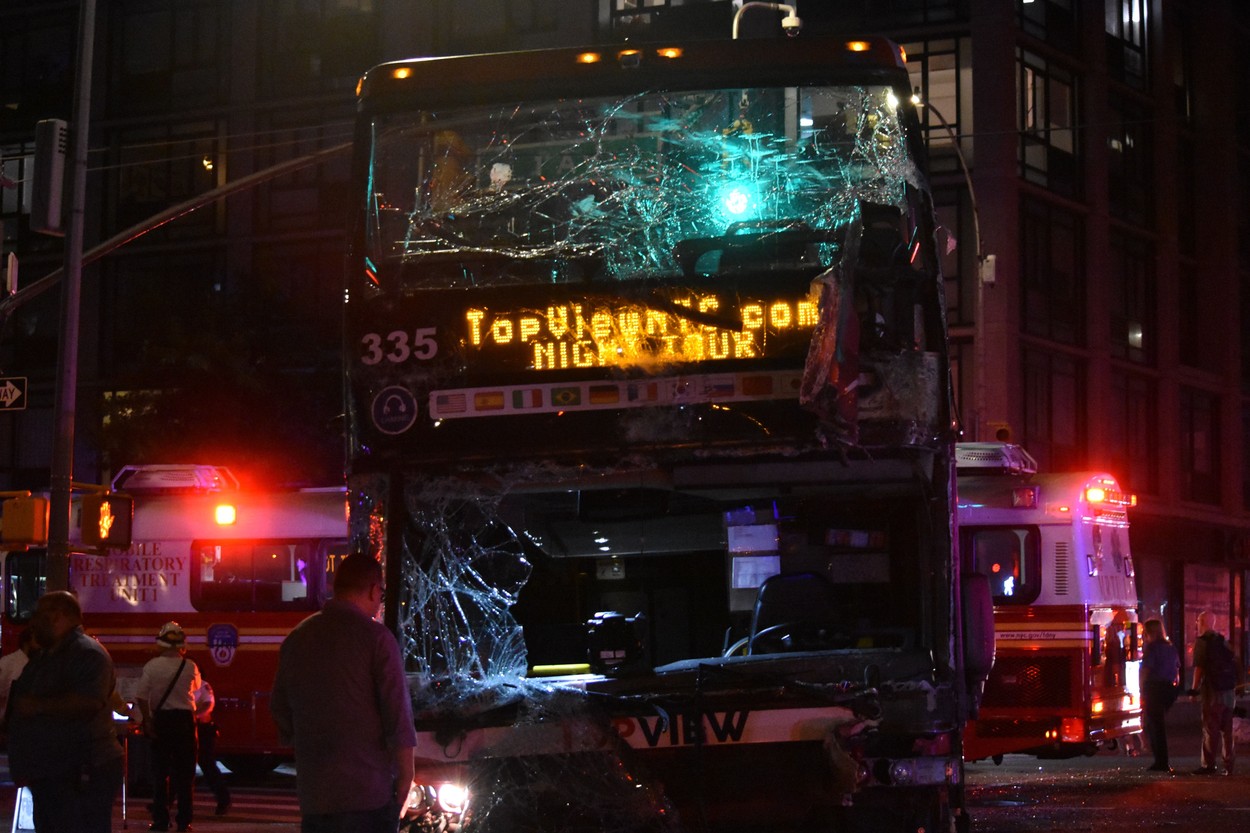 Accident grav în New York. Peste 80 de persoane au fost rănite după ce două autobuze s-au ciocnit