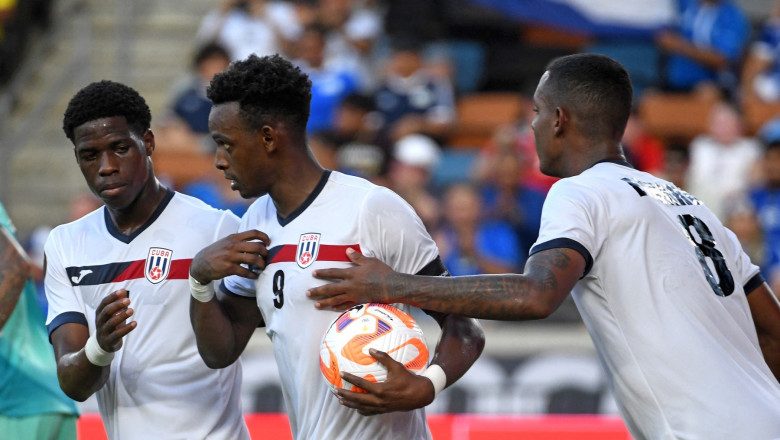 3 fotbalisti cubanezi se bucura la gol