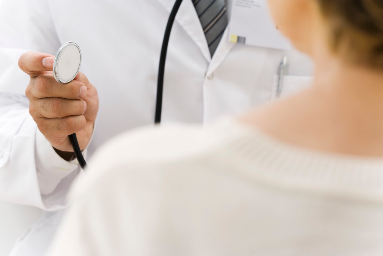 Ecografii mamare și teste de osteoporoză decontate de stat. Ce alte analize vor putea fi făcute cu cardul de sănătate