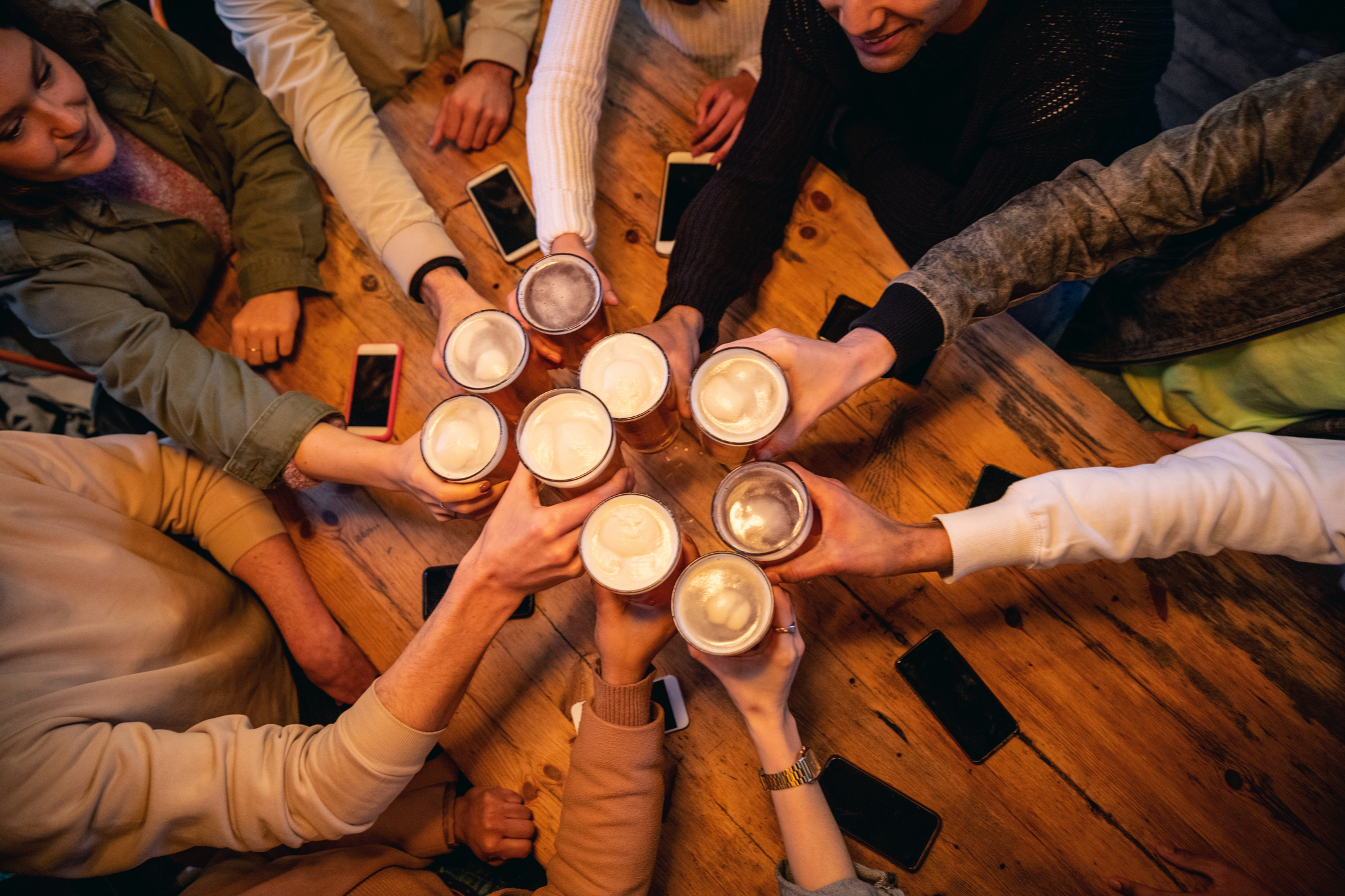 Într-un orășel belgian a fost interzis consumul de alcool în locuri publice din cauza românilor: „Am avut un scandal cu 50 de oameni”