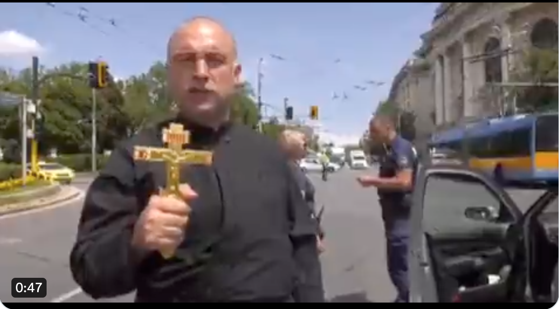 Un fals călugăr a vrut să oprească mașina lui Zelenski la Sofia, aruncând blesteme. S-a dovedit că este un politician prorus