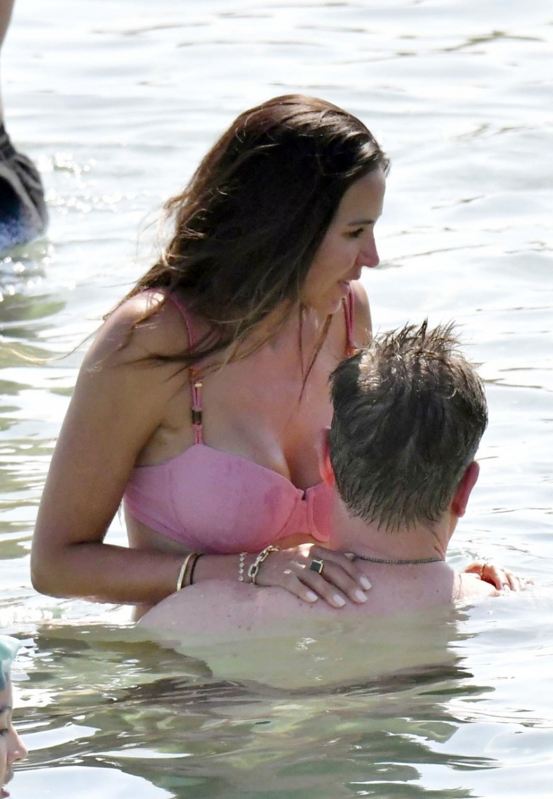 *PREMIUM-EXCLUSIVE* *MUST CALL FOR PRICING* *WEB EMBARGO UNTIL 18:55 HRS UK TIME ON 06/07/23* Hollywood actor Matt Damon packs on the PDA with his wife Luciana Bozan Barroso while enjoying a day at the Paraga beach, at Tasos Taverna, in Mykonos.