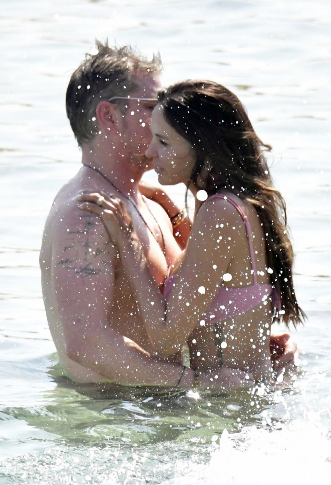 *PREMIUM-EXCLUSIVE* *MUST CALL FOR PRICING* *WEB EMBARGO UNTIL 18:55 HRS UK TIME ON 06/07/23* Hollywood actor Matt Damon packs on the PDA with his wife Luciana Bozan Barroso while enjoying a day at the Paraga beach, at Tasos Taverna, in Mykonos.