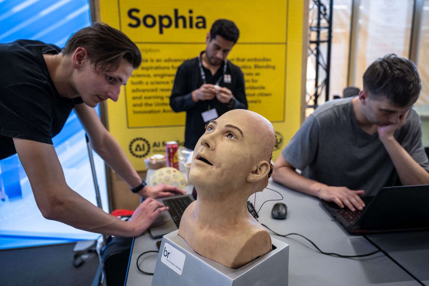 Prima conferință de presă „roboți-oameni” a avut loc la Geneva. Roboții cu inteligență artificială au promis să „nu atace omenirea”