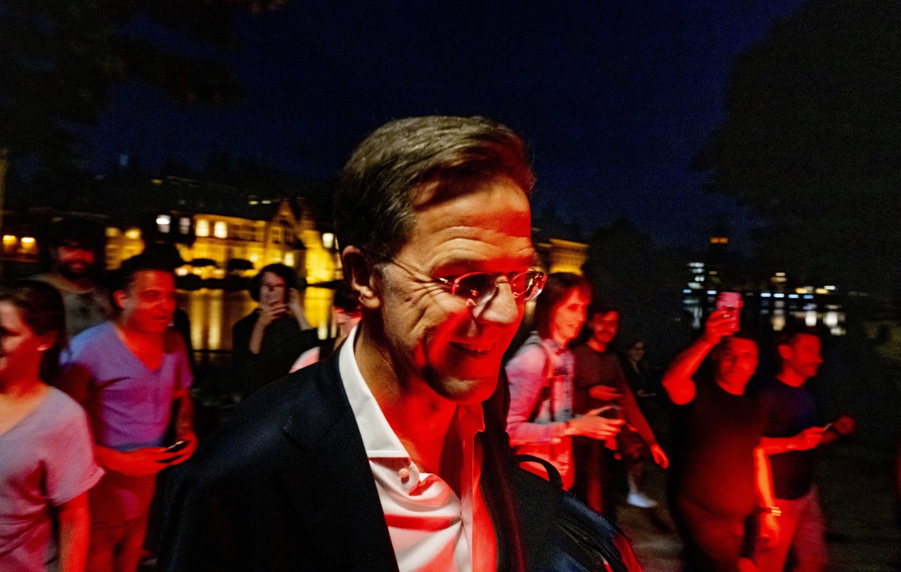 Premierul olandez Mark Rutte şi-a anunţat demisia