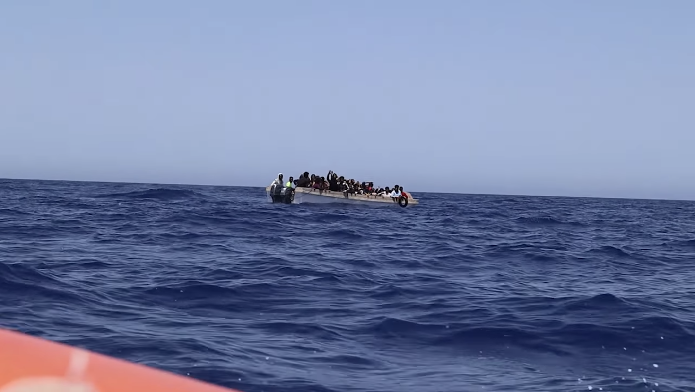 46 de migranţi, salvați în Mediterana. „O fetiţă de 4 ani cu tatăl ei şi peste 10 minori neînsoţiţi se numără printre supravieţuitori”