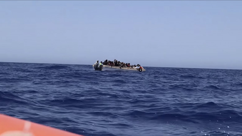 migranti intr-o barca mica pe mediterana