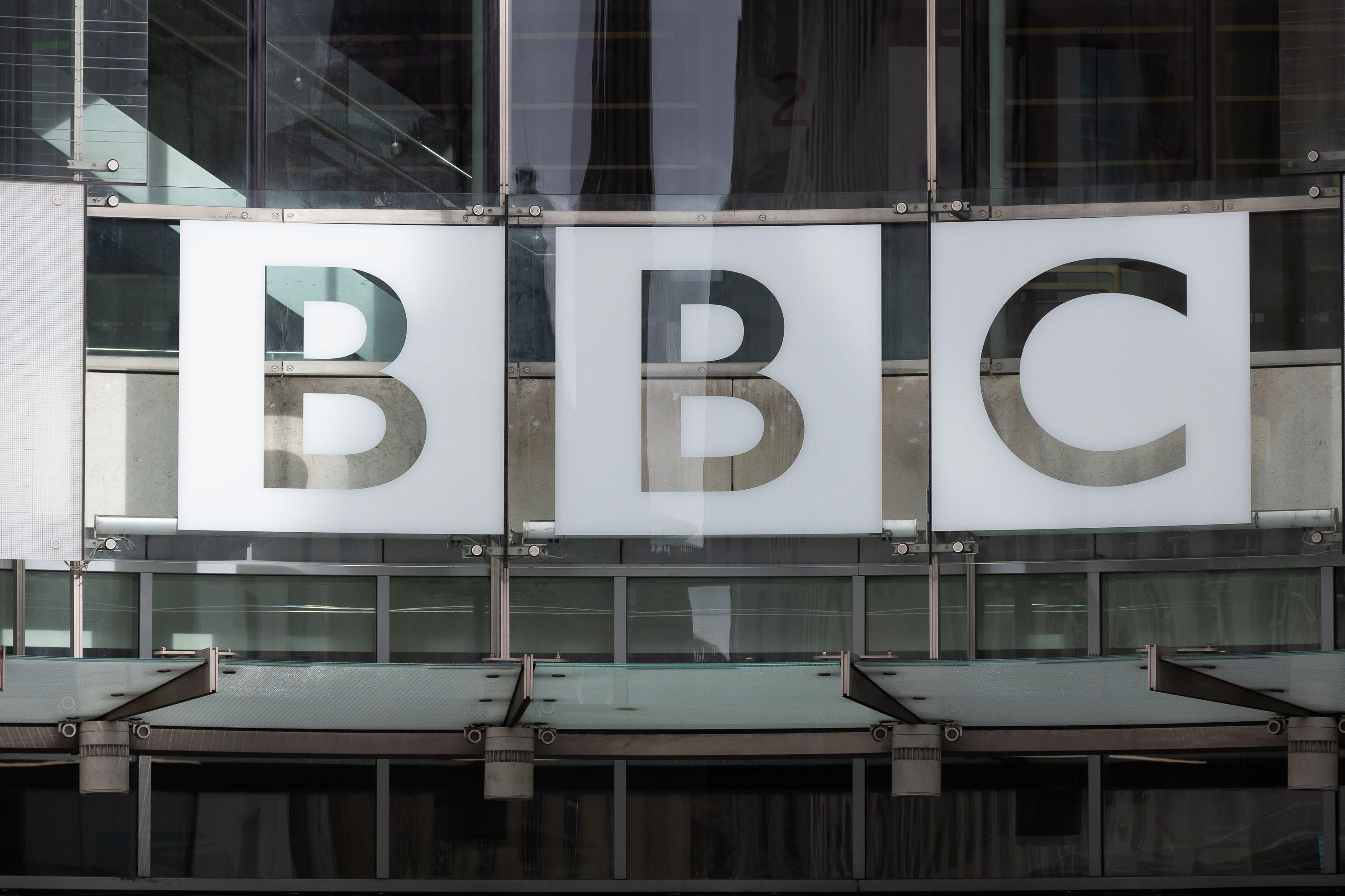 Răsturnare de situație în scandalul prezentatorului BBC. Avocatul presupusei victime neagă totul: „Sunt prostii”