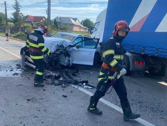 Trafic blocat pe „Drumul Morții”. Două TIR-uri și o mașină s-au ciocnit