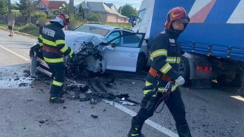 Drumul naţional 2 a fost complet blocat, sâmbătă după-amiază, în judeţul Suceava, urma unui accident în care au fost implicate un autoturism şi două autotrenuri. Primele date de la locul accidentului indică faptul că două persoane au fost rănite şi duse la spital în urma evenimentului.
