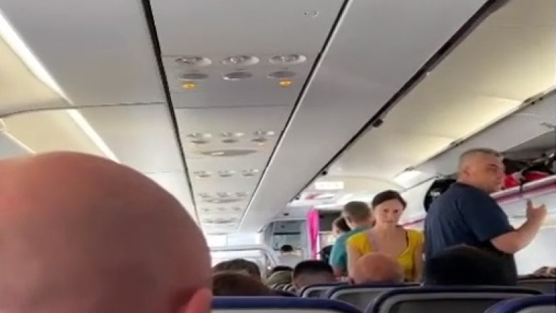 pasageri in picioare in avion