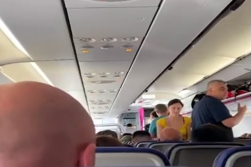 VIDEO Reacția românilor nemulțumiți că avionul care trebuia să-i ducă în Sardinia a aterizat de urgență la Roma