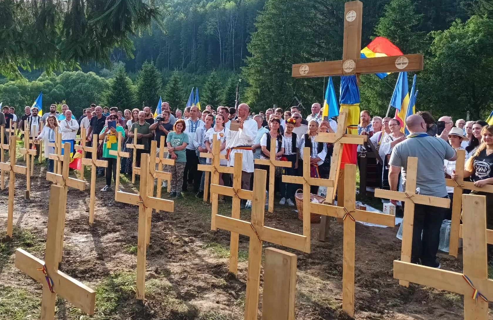 Scandal la Valea Uzului. Au fost puse cruci de lemn în locul celor de beton scoase după decizia tribunalului. Borboly: E infracțiune