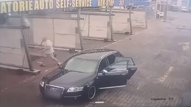 VIDEO Şoferul bolidului de lux, care a furat un mop şi o găleată, le-a dus înapoi. De data asta a mers cu altă mașină