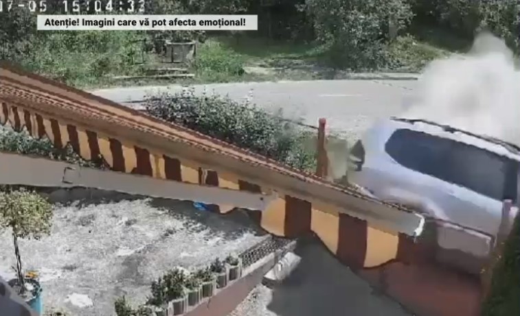 VIDEO O adolescentă fără permis a plonjat cu mașina într-o casă, în Gorj. Fata a ajuns la spital