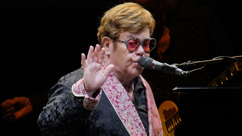 Elton John performs on stage, cu ochelari de soare