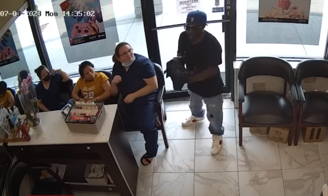 VIDEO Tentativă bizară de jaf în SUA. Hoțul strigă: „Dați-mi toți banii”, dar nimeni nu-l bagă în seamă