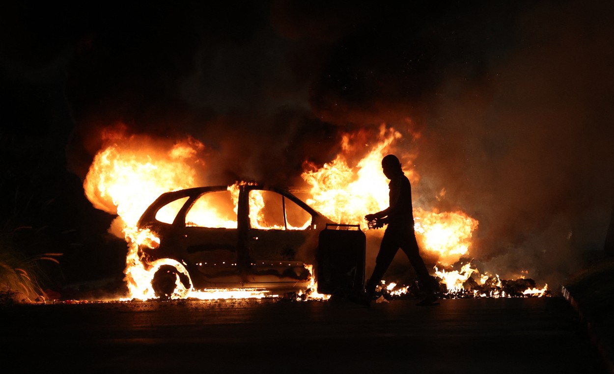 Un pompier a murit în timpul violențelor de lângă Paris. 45.000 de polițiști și jandarmi sunt mobilizați pe străzile din Franța