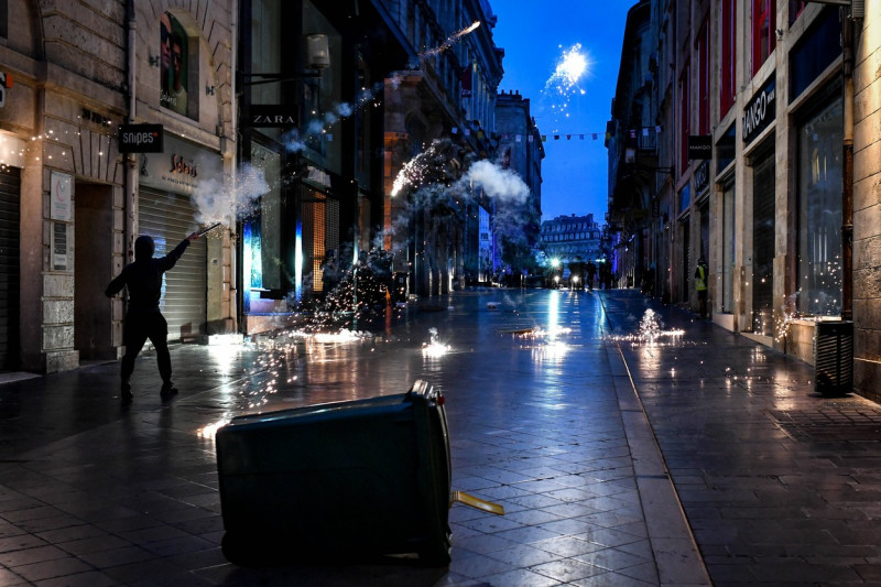 Bordeaux : wild demonstration against police violence.