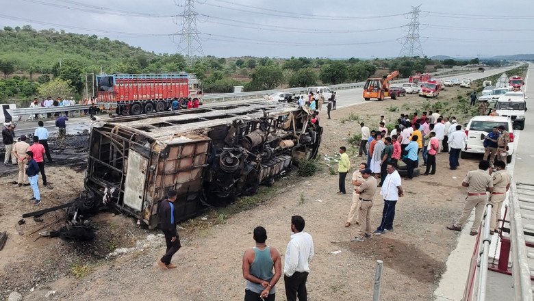 Un autobuz a luat foc pe o autostradă din statul Maharashtra