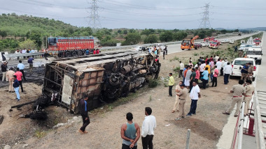 Un autobuz a luat foc pe o autostradă din statul Maharashtra