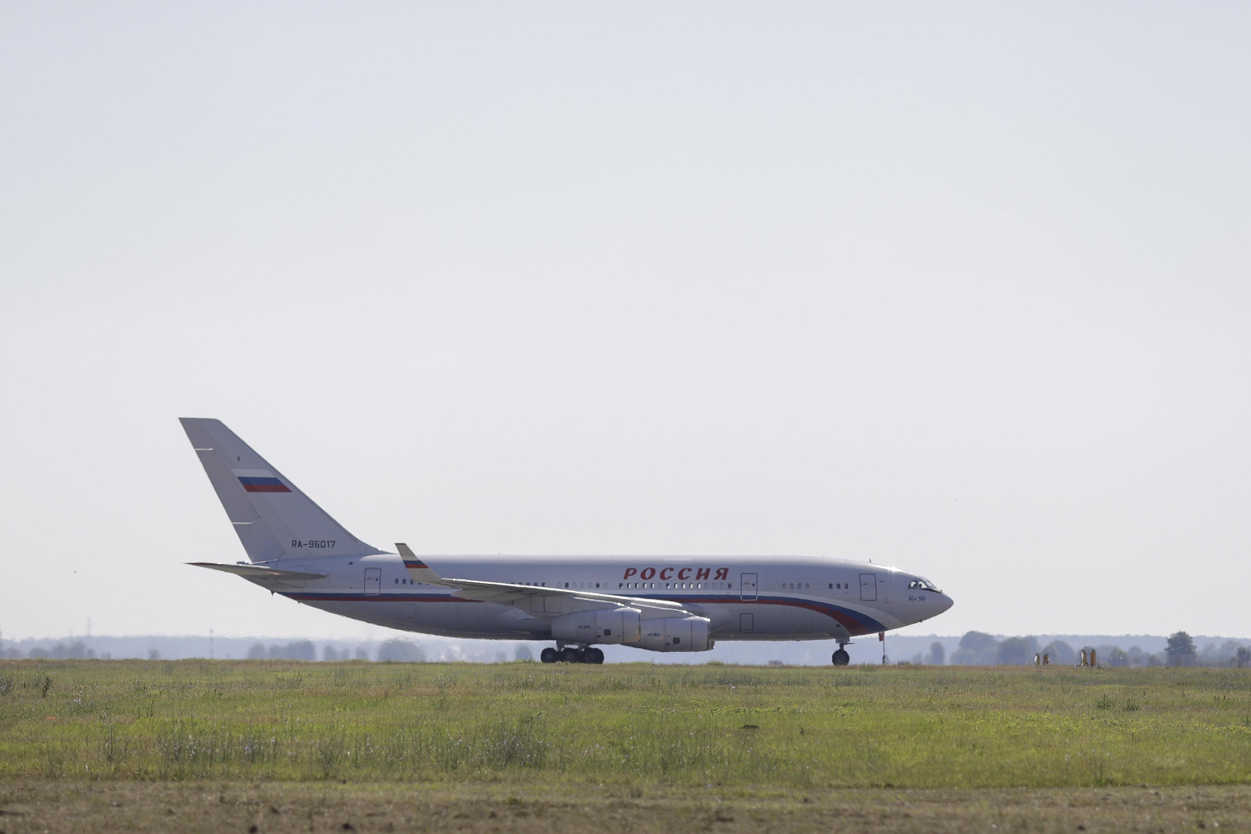 Avionul trimis de Moscova la București pentru a evacua diplomații ruși a decolat cu întârziere. Bagajele nu încăpeau în cala aeronavei