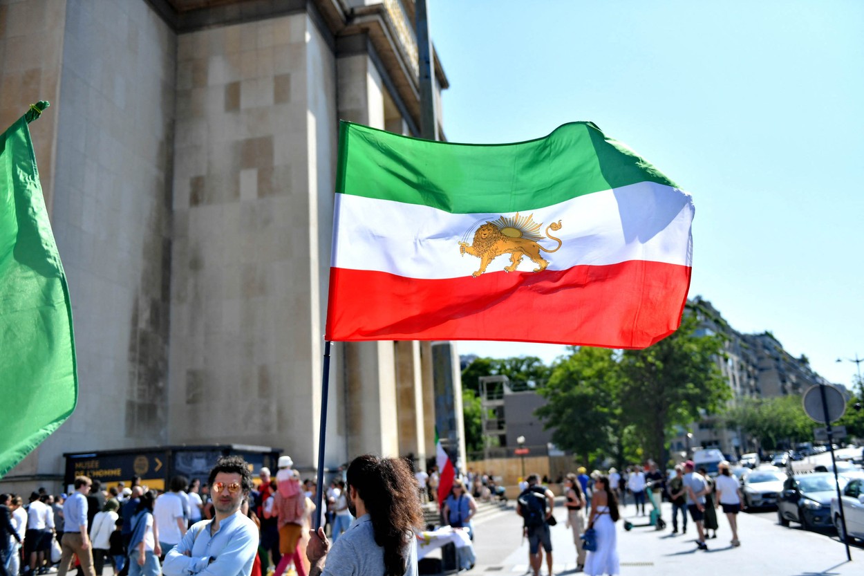 Mii de opozanţi iranieni, susţinuţi de Mike Pence şi Mike Pompeo, au manifestat la Paris împotriva Teheranului: „Regimul este slab”