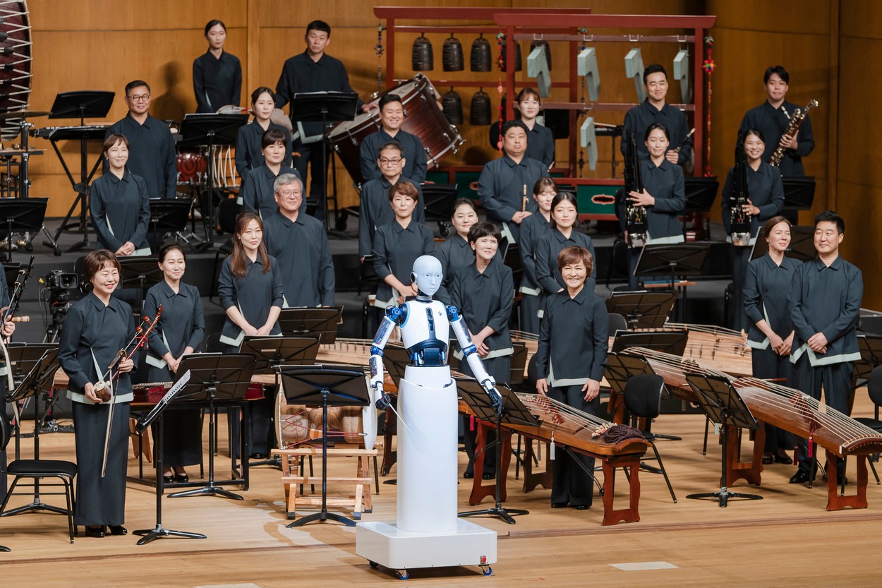 Imagini inedite în Coreea de Sud. Un robot a dirijat orchestra națională
