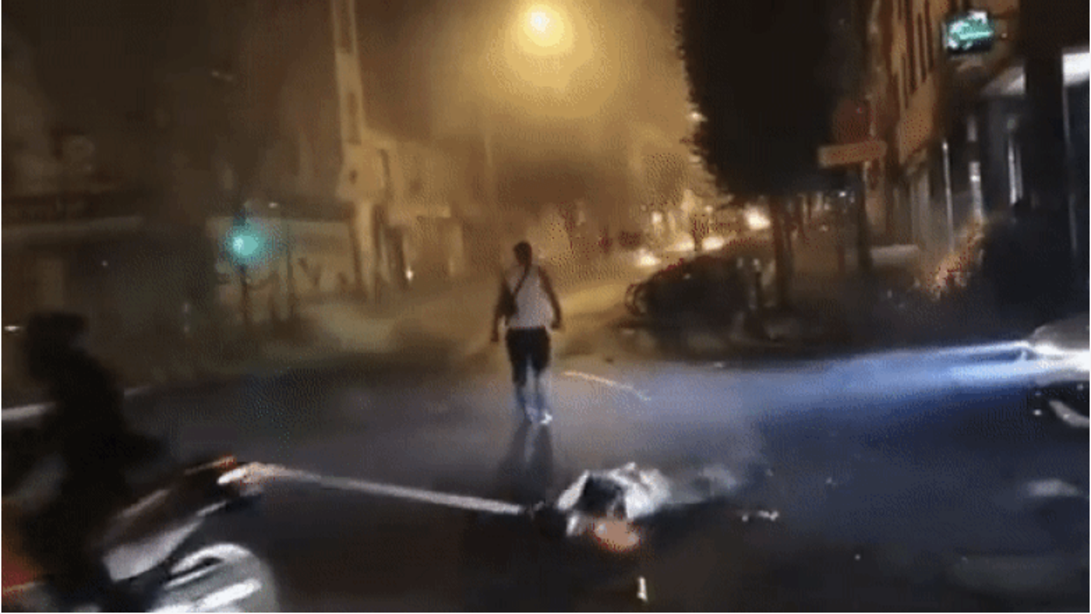 Scene ca-n Mad Max pe străzile Franței. Un protestatar cu motocicleta trage pe asfalt o drujbă pornită