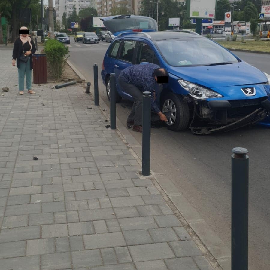 Cinci persoane care așteptau autobuzul într-o stație din București, la un pas să fie spulberate de o mașină care a intrat pe trotuar