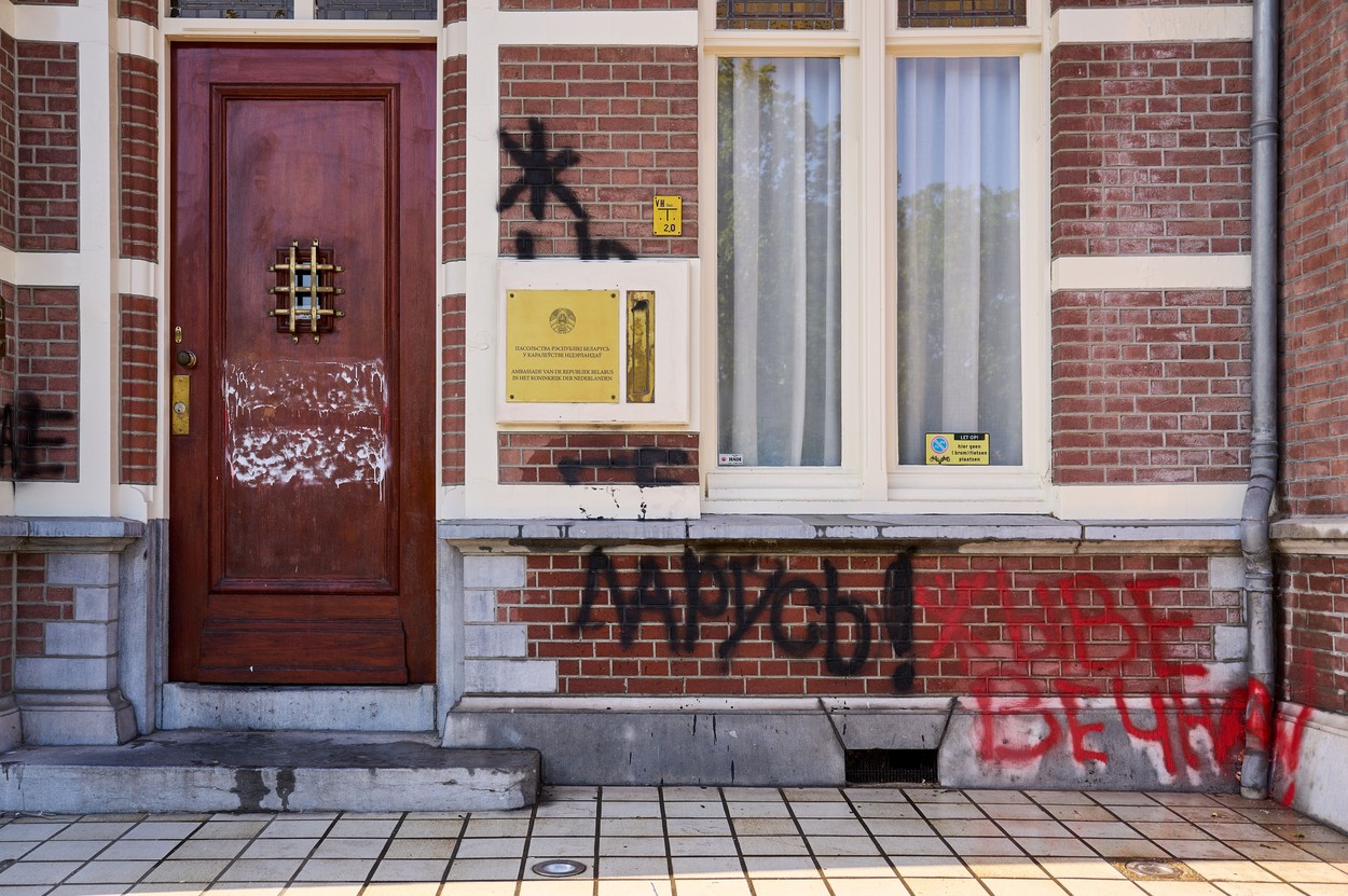 Geamuri sparte și graffiti pe fațadă: Ambasada Belarusului din Olanda a fost atacată. Un bărbat a fost arestat