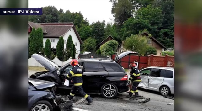 Șase oameni au ajuns la spital după un grav accident rutier cu patru mașini, în Vâlcea. Doi dintre răniți sunt copii