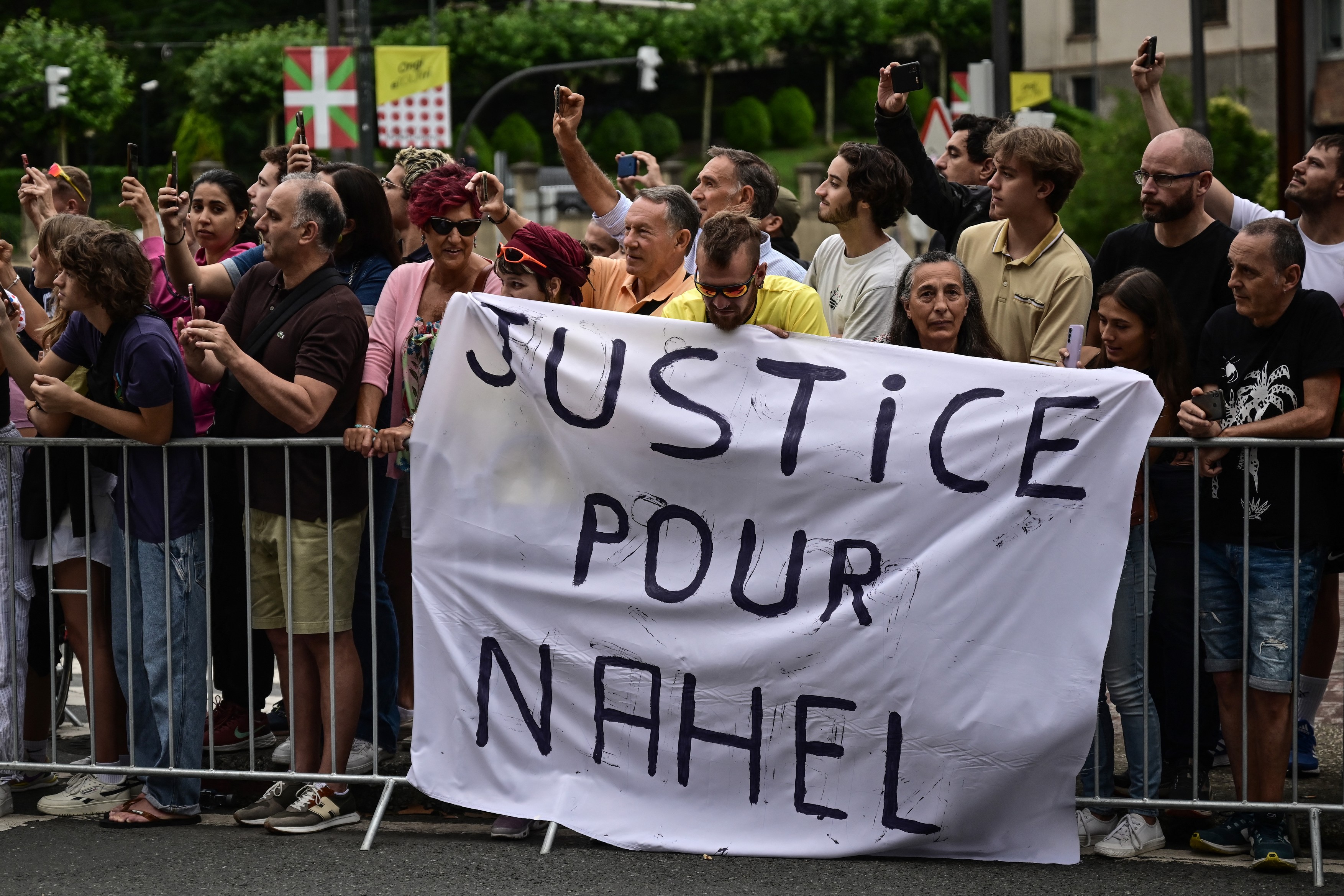 Familia băiatului ucis în Franța cere schimbarea legislației care permite poliției să folosească arme letale la controale în trafic