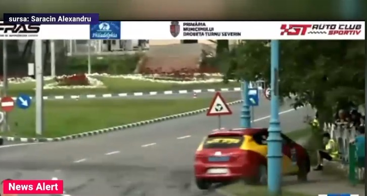 Momentul în care o mașină de la un concurs auto din Mehedinți lovește un băiat. El se uita în telefon și nu a sesizat pericolul