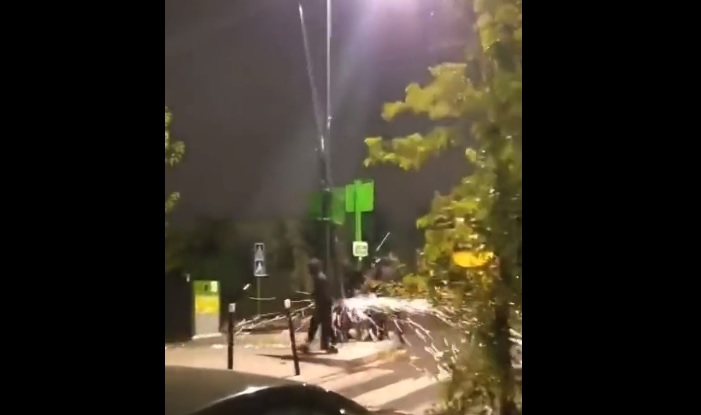 Imagini incredibile în Franța. Un protestatar taie cu flexul un stâlp care cade peste alți trei bărbați