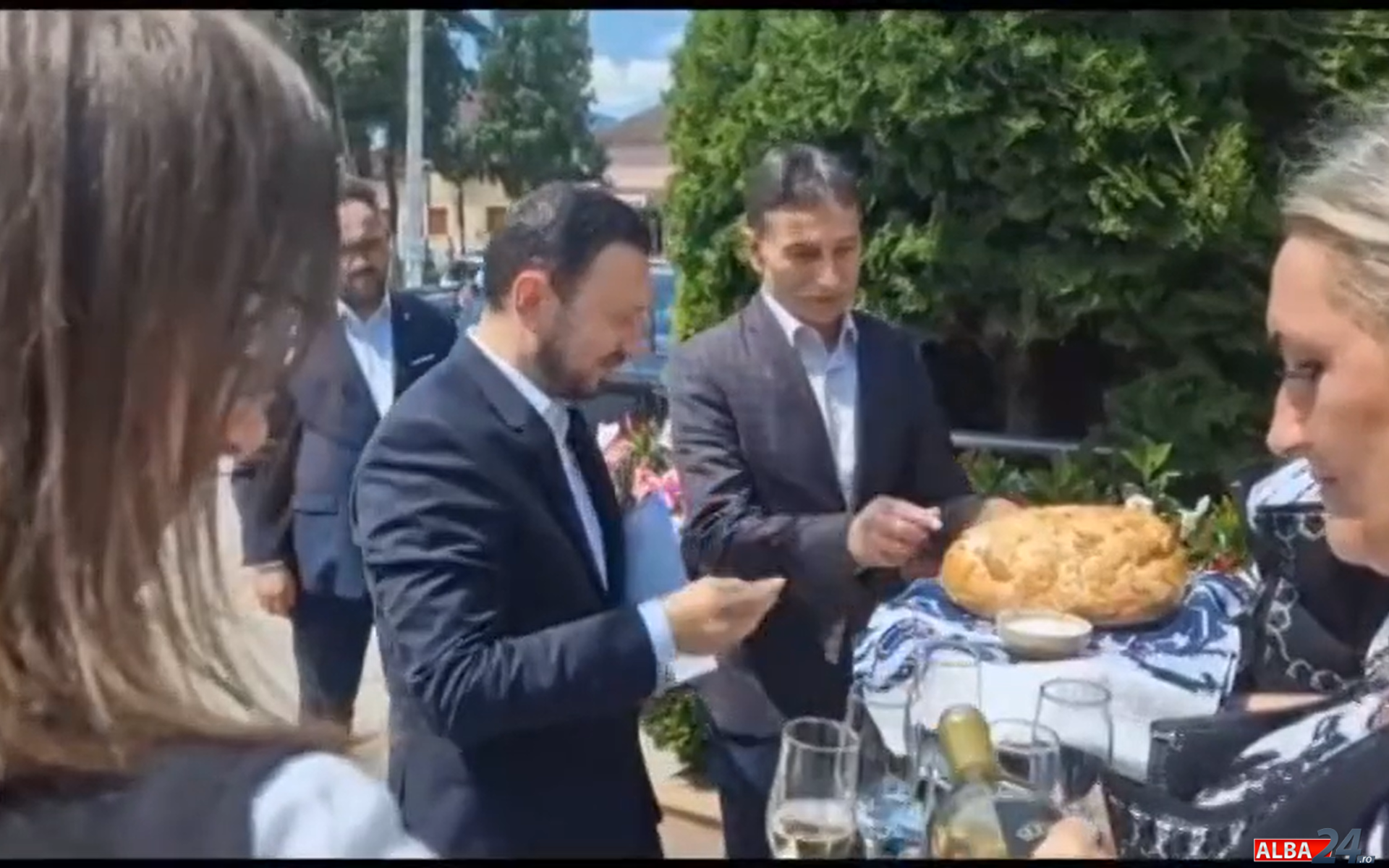 Ministrul Mediului, primit cu vin, pâine și sare într-una dintre cele mai afectate comune de inundațiile din Alba