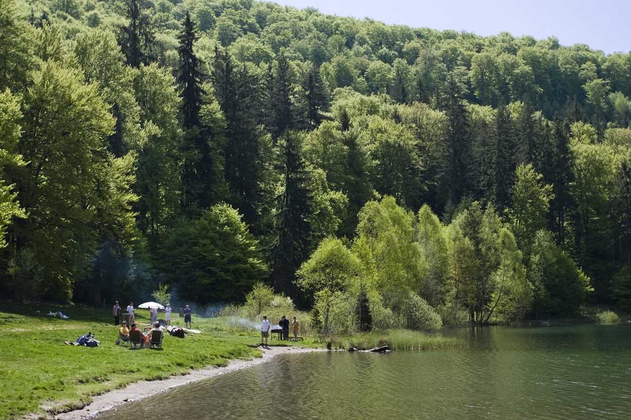 Accesul turiștilor cu bagaje, interzis la Lacul Sfânta Ana. Cum motivează decizia autoritățile locale