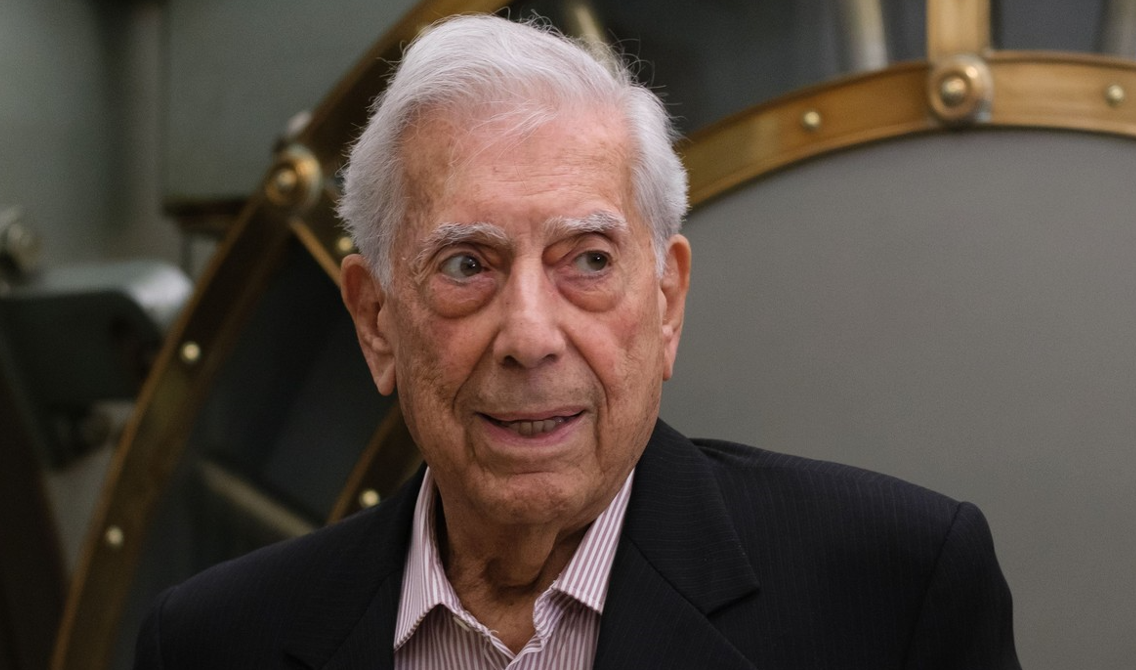 Scriitorul Mario Vargas Llosa, internat din nou cu Covid-19, la 15 luni de la prima infectare