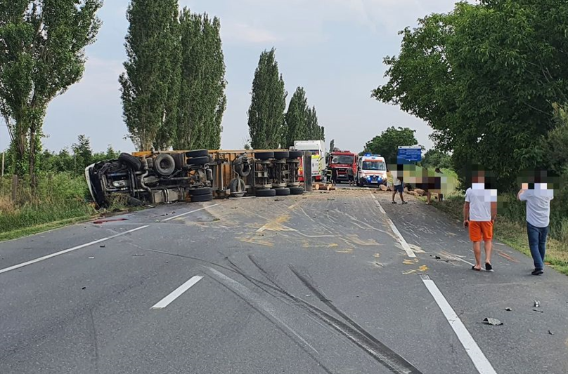Un camion plin cu lemne s-a răsturnat după ce i-a explodat un pneu, iar în cădere a acroşat un autoturism. Două persoane, rănite