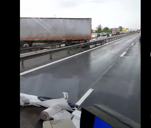 Blocaje și coloane de mașini pe A2 Bucureşti-Constanţa și pe A1 București-Pitești, din cauza ploii torențiale și a accidentelor