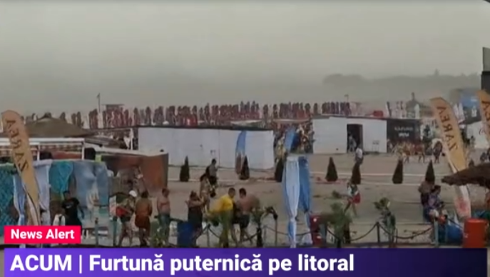 Cod portocaliu de furtună și vânt puternic în Constanța și Tulcea. Turiștii au fugit de pe plajă, salvamarii au arborat steagul roșu