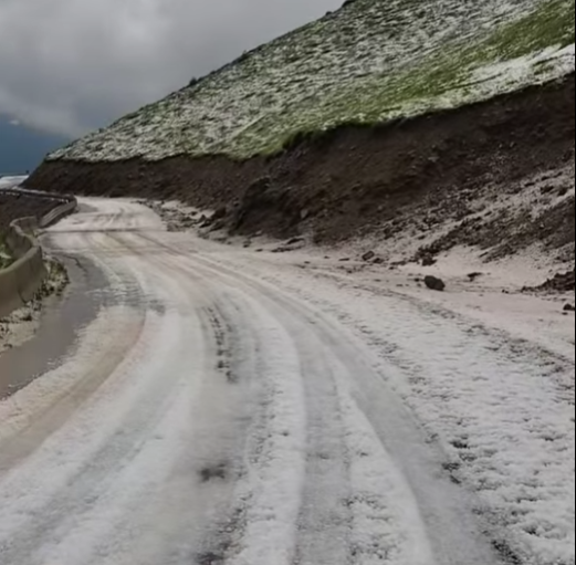 Peisaj ca de iarnă pe Transalpina, unde s-a depus covor de gheață. Grindină cât oul de găină în Vâlcea
