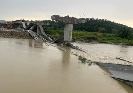 FOTO Podul peste Someș de la Beclean, care s-a prăbușit în apă, nu era încă inaugurat