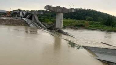 Podul peste Someș de la Beclean, care era aproape terminat, s-a prăbușit în apă