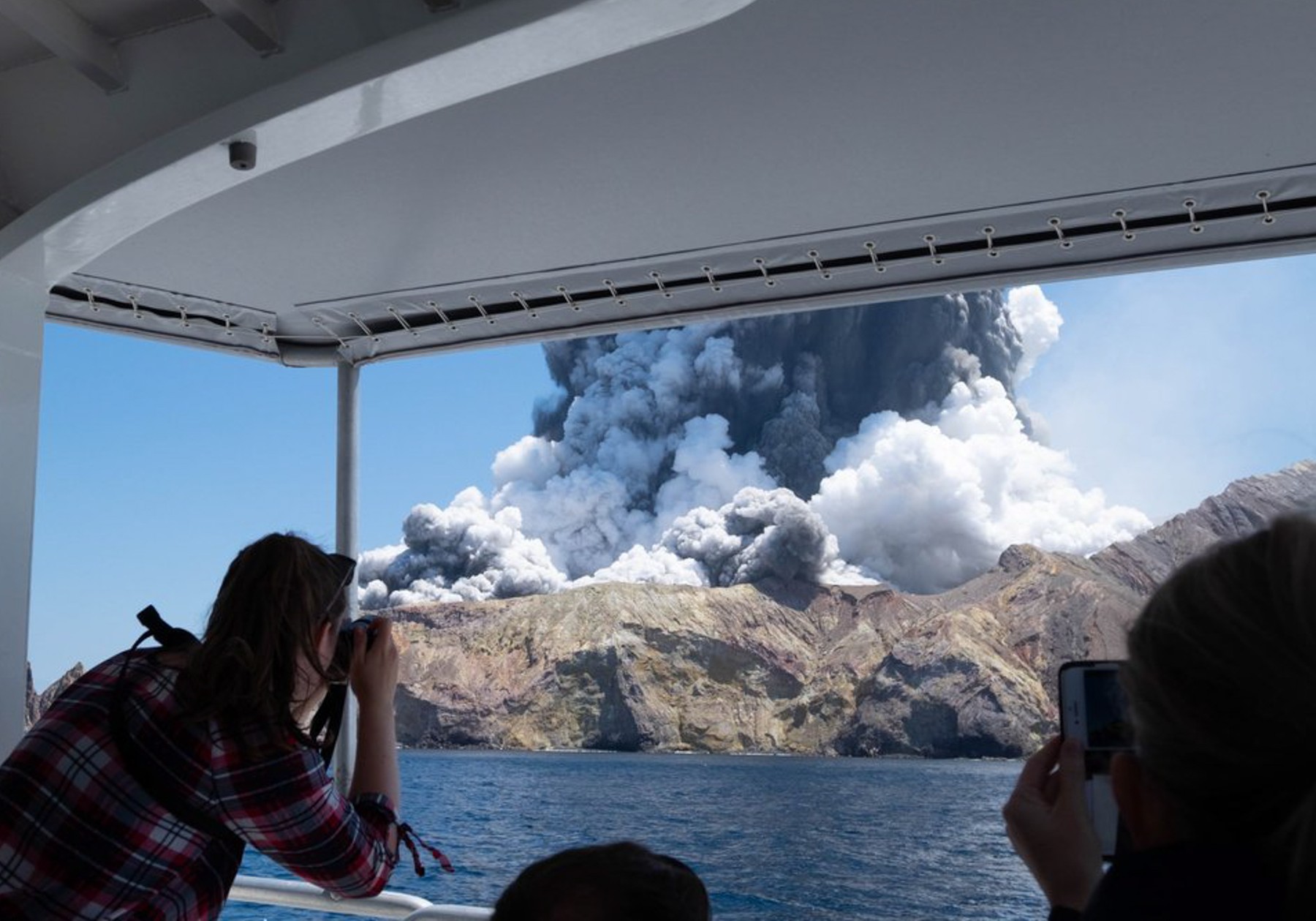 „Ca un cuptor, dar de 1.000 de ori mai rău”. Momentele de groază descrise de turiștii surprinși de erupția vulcanului Insula Albă