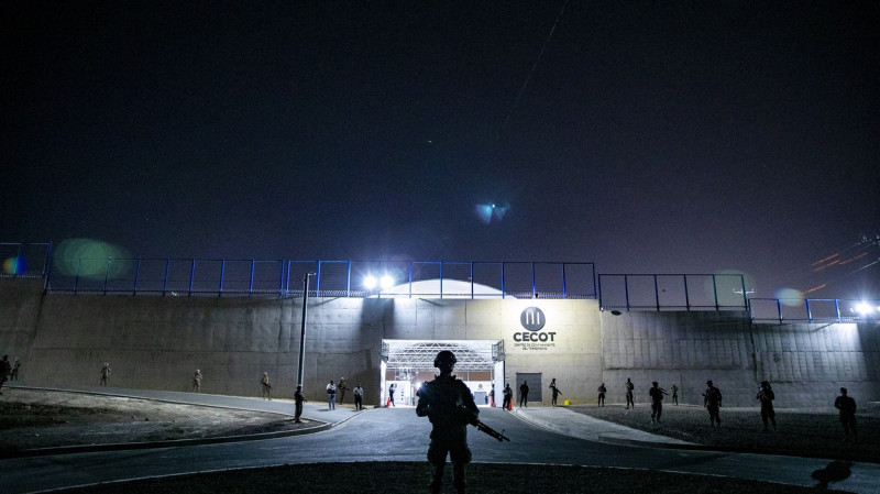 El Salvador: gang members transferred to 40,000-capacity ‘mega-prison’