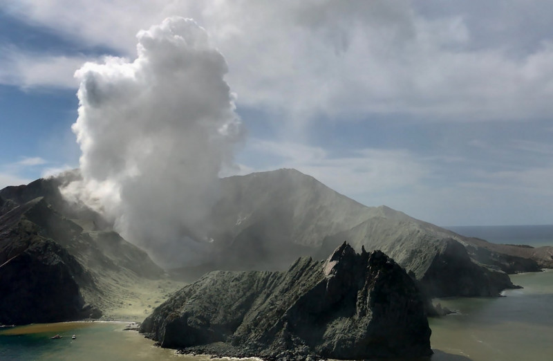 Insula Albă după erupția vulcanică din 2019